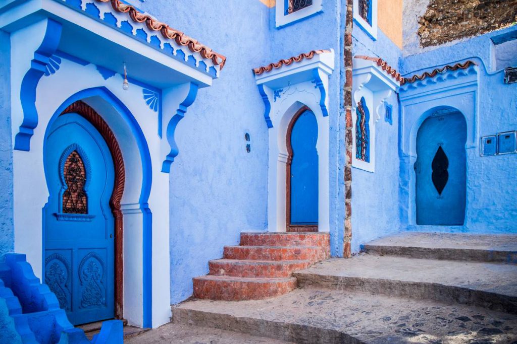 Chefchaouen, la ville bleue du Maroc, offre un paysage pittoresque avec ses rues et ses bâtiments tous peints en bleu. Profitez de vos jours fériés 2024 pour découvrir cette beauté authentique.