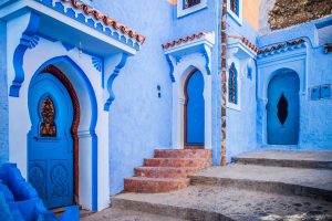 Chefchaouen, la ville bleue du Maroc, offre un paysage pittoresque avec ses rues et ses bâtiments tous peints en bleu. Profitez de vos jours fériés pour découvrir cette beauté authentique.