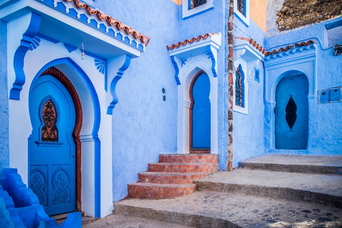 Chefchaouen, la ville bleue du Maroc, offre un paysage pittoresque avec ses rues et ses bâtiments tous peints en bleu. Profitez de vos jours fériés pour découvrir cette beauté authentique.