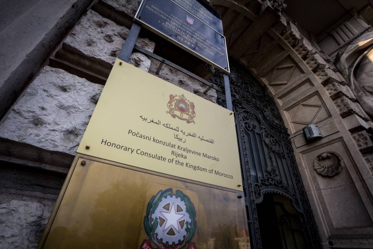 Un panneau sur le côté d'un bâtiment indiquant qu'il s'agit du consulat du Maroc. L’immatriculation consulaire permet au consulat de reconnaître les marocains résidents à l’étranger.