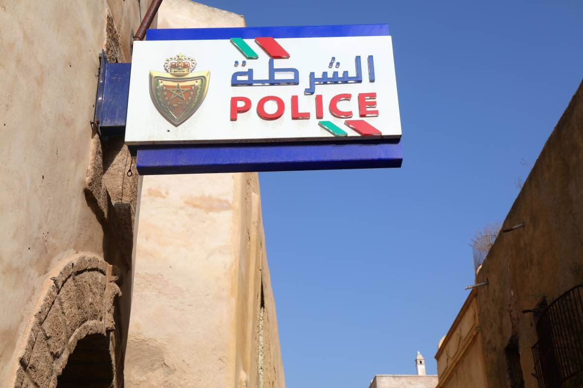 Enseigne de la police marocaine en arabe et en français sur une façade