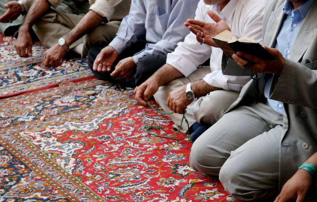 Se convertir à l'Islam: Des milliers de personnes dans le monde se convertissent à l'islam chaque année. En 2017, près de 4000 français se convertissent à l’Islam chaque année, tandis que ce nombre s’élève à 600 000 personnes aux États-Unis en 2017.