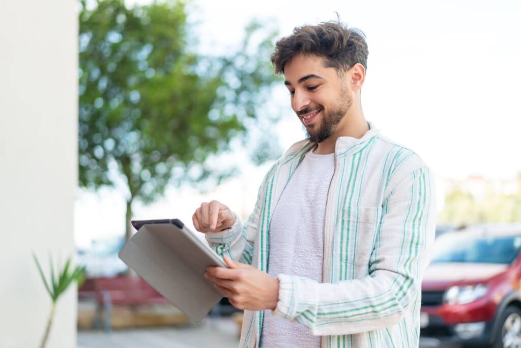 Grâce au Registre Social Unifié, bénéficiez de AMO Tadamon, Tayssir et des allocations familiales.