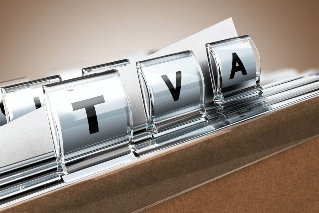 Classeur avec onglets en verre affichant les lettres T, V et A, symbolisant la taxe sur la valeur ajoutée au Maroc