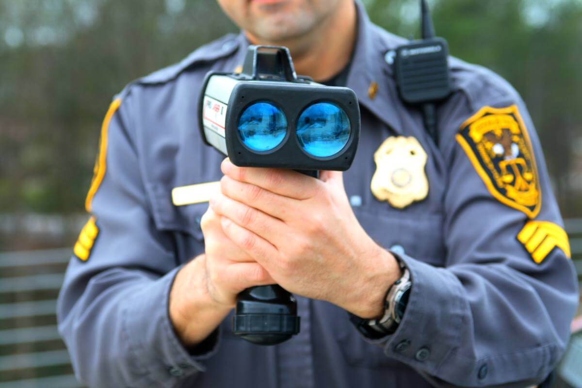 Agent en uniforme utilisant un appareil de contrôle de vitesse