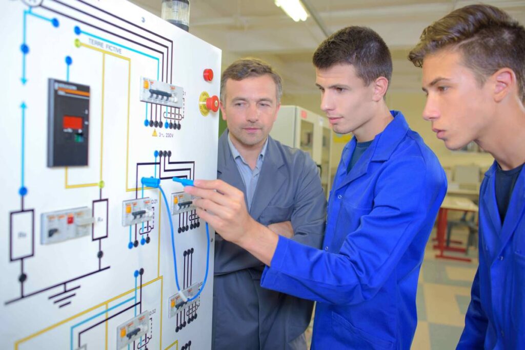 Des stagiaires à l’OFPPT en plein cours pratique sur l’électricité.