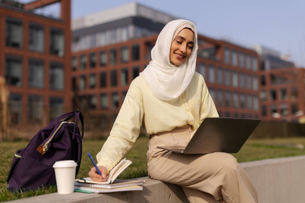 Étudiante préparant son dossier d'inscription ISCAE sur un campus universitaire.