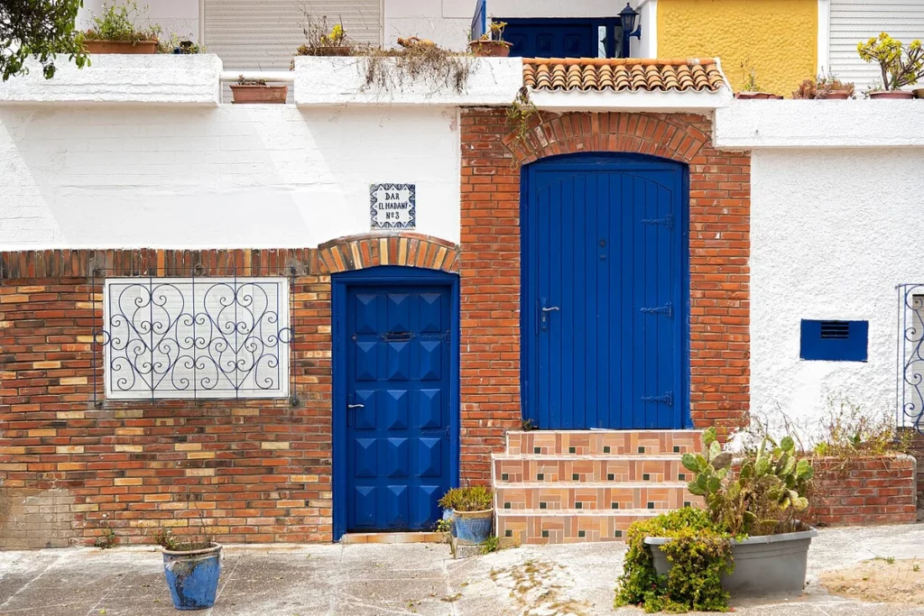 Portes bleues d’une habitation dans la région de Casablanca-Settat au Maroc
